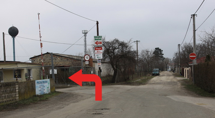 Na konci ulice zahněte doleva - vjezd do areálu: DP Viničné