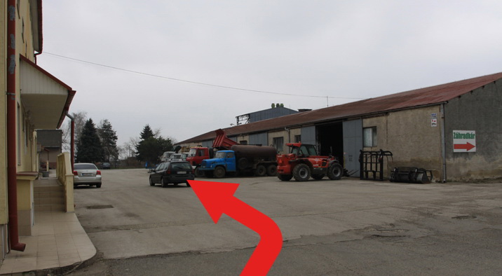 Za bránou odbočte doleva a jděte rovně!