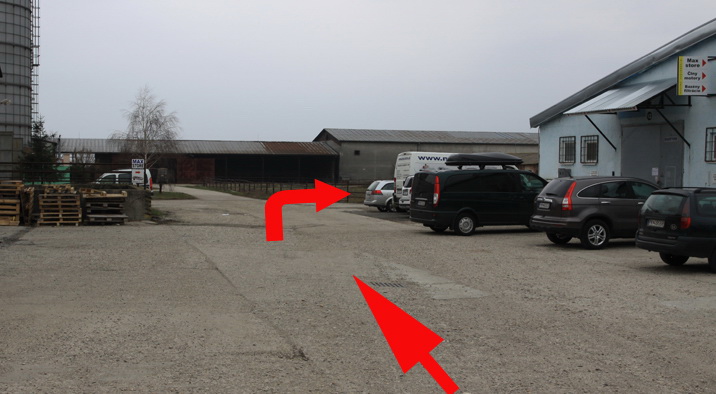 Po pravé straně (skoro na konci) se nachází sklad označený: Levné kotlíky!